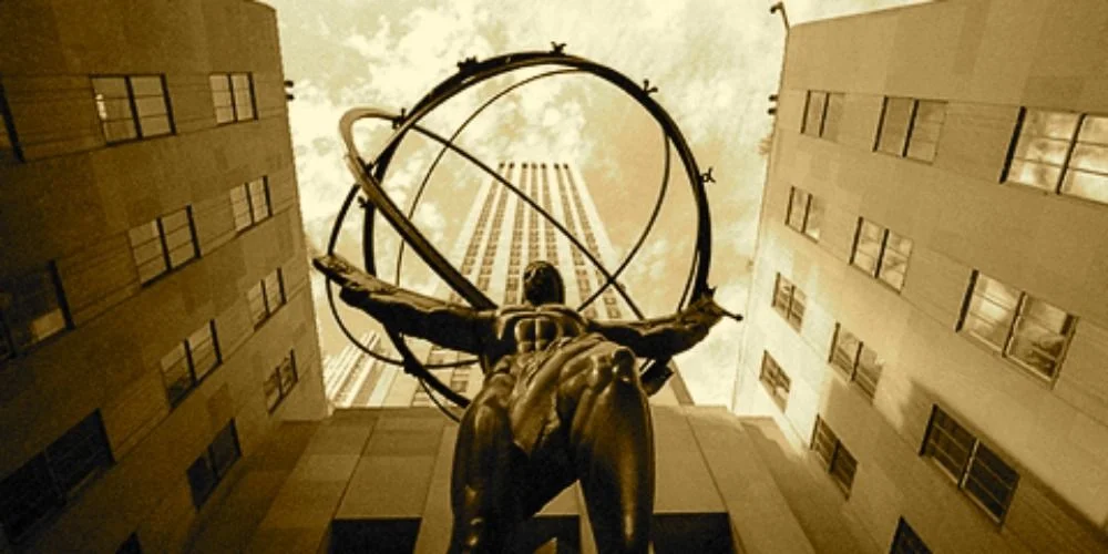 imagem mostra a famosa estátua de Atlas no Rockefeller Center, localizada na Quinta Avenida em Midtown Manhattan, na cidade de Nova York